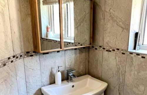 Inviting 4-Bed House near Heathrow w Fireplace - Foto 11