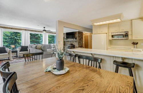 The Stone Lodge - Sleeps 15 - Hot Tubs - Game Room - Foto 14