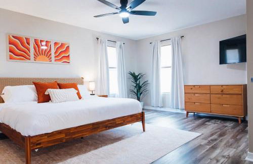 Golden Hour Getaway- Guest Favorite, 2 Min to Beach, Seasonal Pool & Arcade - Foto 45