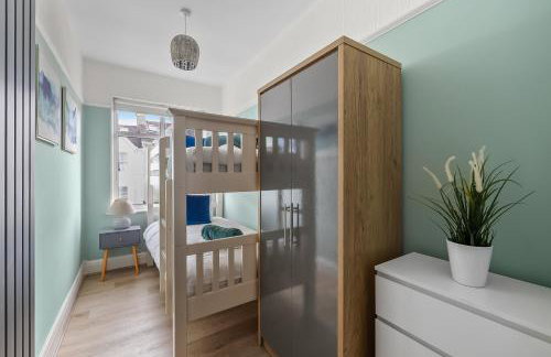Substantial 5 bedroom townhouse with disabled access apartment, private off road parking space with EV point from 15th April 26, jaccuzi bath, Netflix and Wifi, near Argyle, boutique shops eateries and pubs - Foto 39