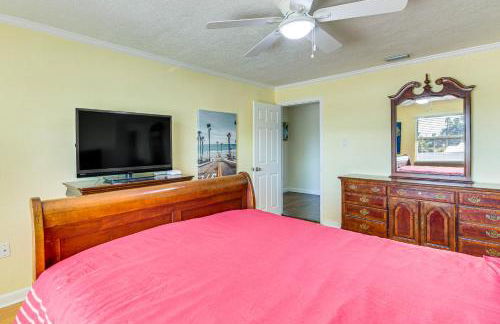 Spacious Canalfront Home with Pool about half Mi to Beach - Foto 21