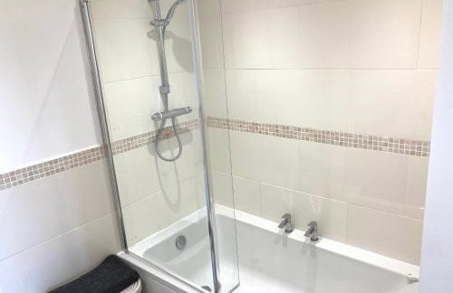 Lovely spacious flat with sea views, sunsets, garden and woodburner - Photo 19