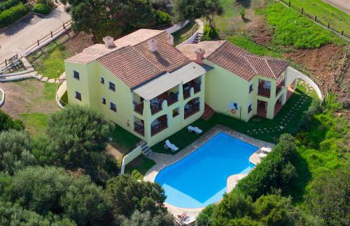 ISA-Villas with air conditioning, shared pool and private outdoor space just a few km from La Pelosa beach - Foto 17