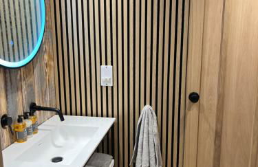 Riverside retreat with private wood fired hot tub - Foto 12