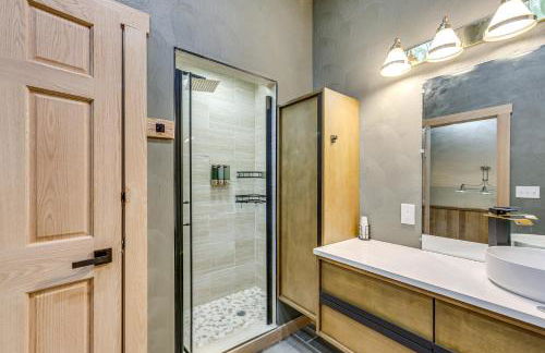 10 Mi to Mtn Resort Normalville Cabin with Balcony! - Foto 28