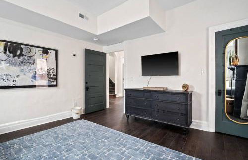 Luxury Living: Grand 7BR/5BA near Everything - Photo 28