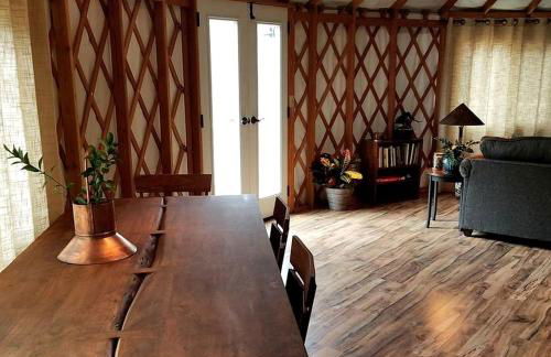 Unique Yurt Rental on Peony Farm with Riverfront View in Clyde, North Carolina - Foto 16