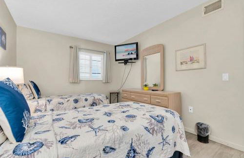 Sun Plaza by Coastal Chic Vacations - Private Beach Access with Pool and Tennis - Photo 18