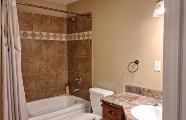 Spacious 5BR Home with Yard & Basement Lounge - Photo 6