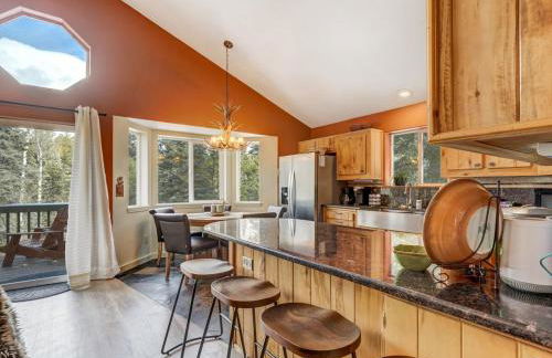 Pinetop Cabin Hot Tub BBQ Arcade Scenic Escape - Foto 21