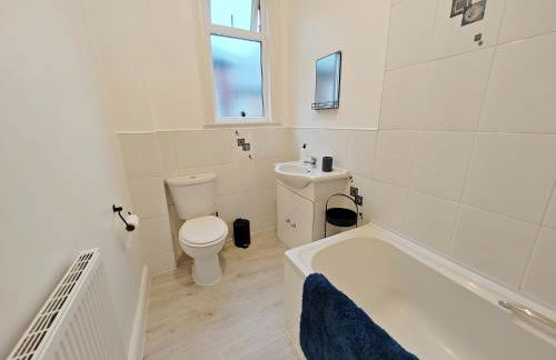 Central Manchester Modern 4 Bed House - free parking - Foto 38
