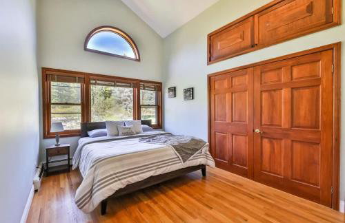 Stream-Side Atrium Home with Side Rooms & Pool Table - Foto 18