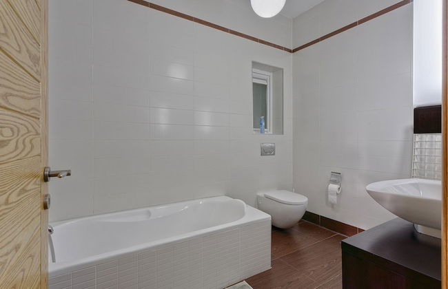 Luxury Apt With Side Seaviews and Pool, Best Location - Foto 12