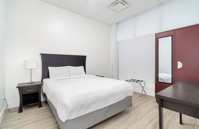 Charming 1BR Lakeside - Photo 1