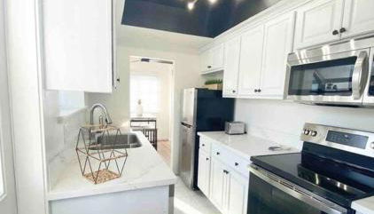 Crown Point Home w/ Cowboy Pool 2 Blocks to Bay - Foto 4, stove, dishwasher, pet friendly, toaster, minibar