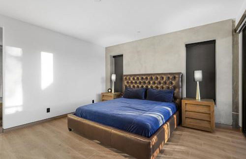 NEW Luxury Concrete Home Just Minutes from the Beach - Foto 21