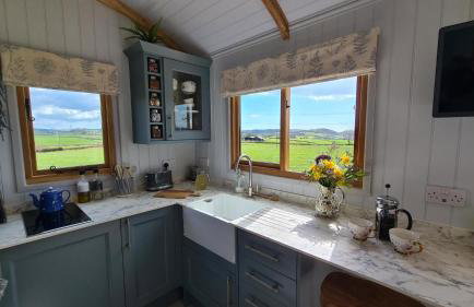 Honey Bee - Comfortable luxury shepherds hut with hot tub - Foto 17