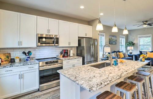 Modern Candler Home with Deck and Yard! - Foto 8