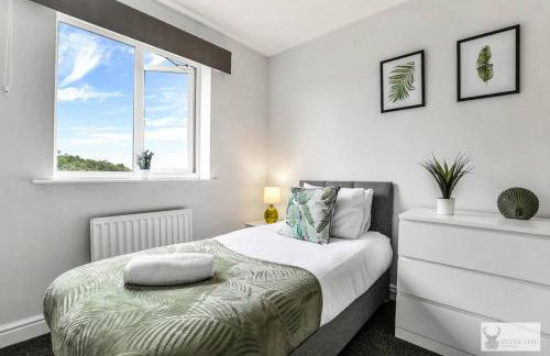 Modern 4-Bedroom Gem Family & Business Friendly - Foto 17