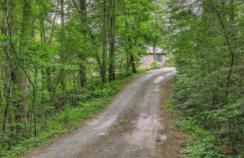 Peak-a-Blue Cabin - Watch Movies from Hot Tub, Mountain View, Bigfoot Bunker Game Room, Fire Pit, Oversized Deck, Screened-in Porch - Foto 31