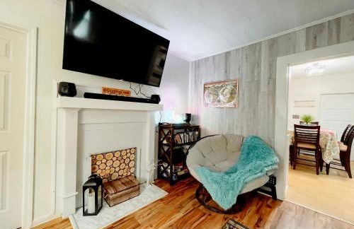 Giggling Creek Cottage - BedJet! King Sized! Gazebo, 45 Acres, Arcades, Nintendo, more - Photo 17