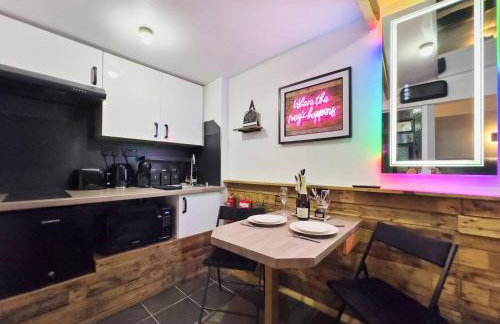 Kinky Kabin w Hot Tub, Sauna and Rooftop Garden - Foto 3