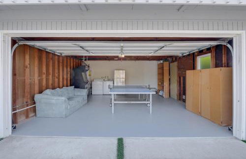 Cardiff Retreat with Game Room and Deck, Near Beach - Foto 24