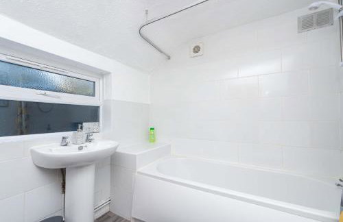 Central Townhouse Wolverhampton - Sleeps 8 - Ideal for Contractors & Families - Foto 29