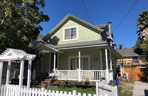 Sunlit Surf House 4BR Downtown Walk to beach - Foto 24