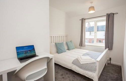 Doctors Lane- Modern 3 Bedroom Contractor Family House With Parking - Photo 35