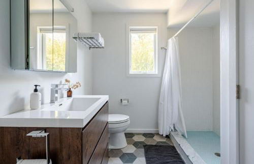 Modern Lakefront Retreat w King Bed - Foto 62