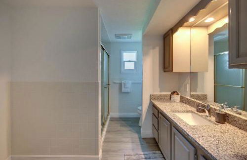 Spacious Home Sleeps 16 - Private Pool Near IMG - Foto 9