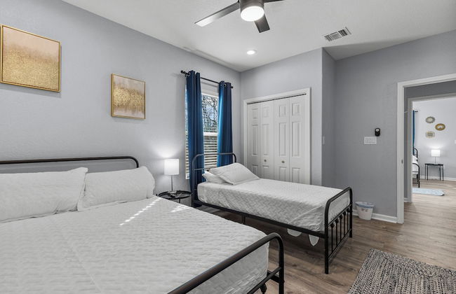 Retreat to a Brand-new Downtown Home 4br/3ba! - Photo 5