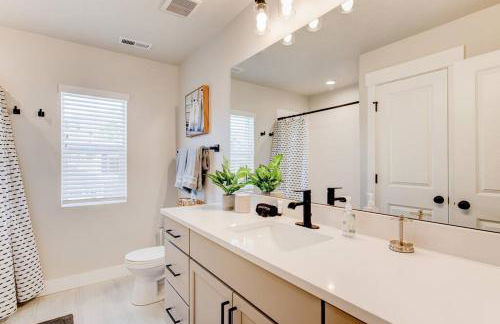 Midway to Heaven! BRAND NEW 5 bed 4.5 bath, HOTTUB - Photo 27