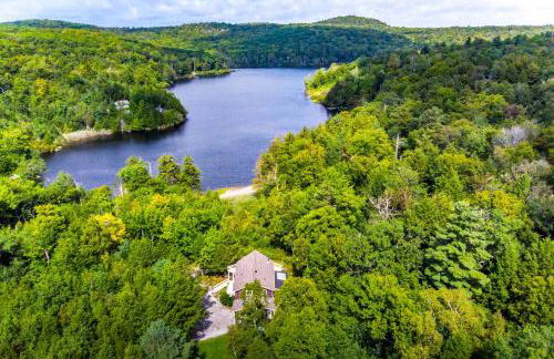 Lakefront Otis Home with Stunning Views and Boats! - Foto 11
