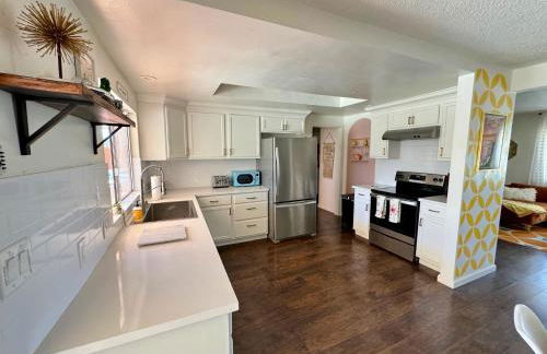 Mid-Century Modern Home w/Pool & Hot Tub - Foto 23