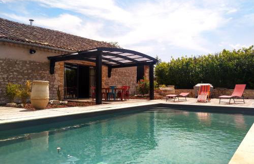 "La Case" - Magnifique ferme rénovée au cœur de la nature - Piscine privée sans vis-à-vis - Vue dégagée - Jardin - Stationnements gratuits devant la propriété - Belles prestations - Foto 1