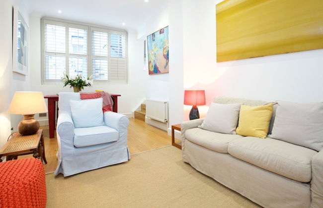 JOIVY English Retro 2BR Apt Near Battersea Park - Photo 1