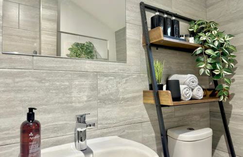 Central 4 Bed Home, FreeParking, 5TVs, Superfast WiFi - Photo 28