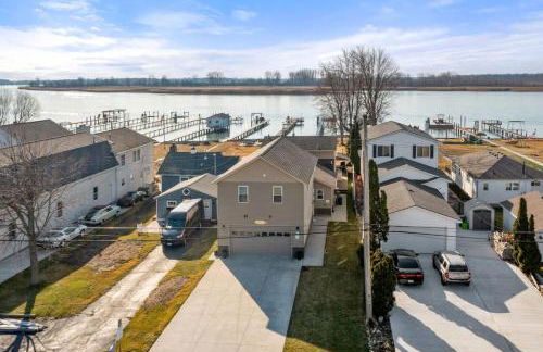 Lakeside Bliss 2BR, 1BA with All Modern Comforts - Foto 51