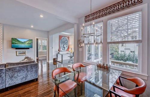 Modern 2BR Condo with Sunroom near Uptown - Foto 16