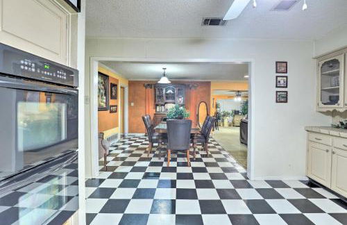 2 Mi to Lake Arlington Spacious Escape with Deck - Foto 6