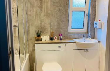 Relax in this Charming East Cowes House with Garden and BBQ - Foto 13