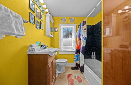 Cozy Downtown Stay w Private Backyard & Parking - Foto 50