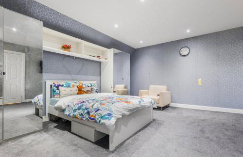 6BR House with Butler, Sauna & Hot Tub in Glasgow - Photo 4