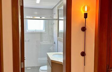 Apto LINDO com lareira, piscina aquecida e jacuzzi - Foto 32