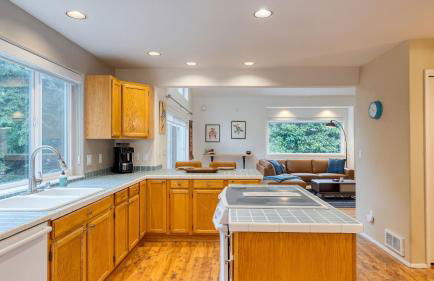 Forest Front Home w Fire Pit Mins to Beaches Wineries Trails Cedarview Retreat by AvantStay - Foto 19