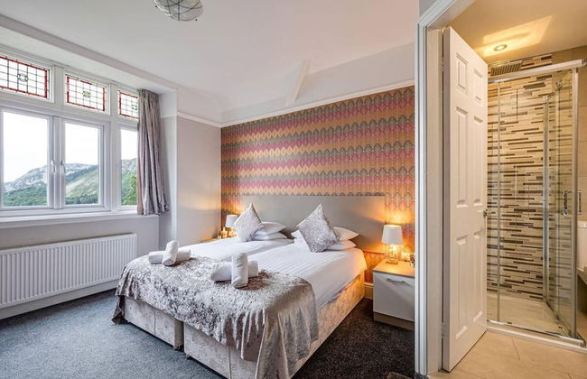 Delightful Holiday Home With sea Views and Hot Tub - Photo 3