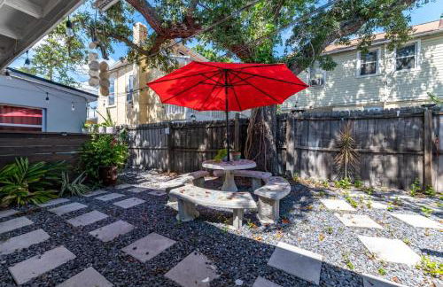 Cozy 1BR • Courtyard + Shared Deck - Foto 1