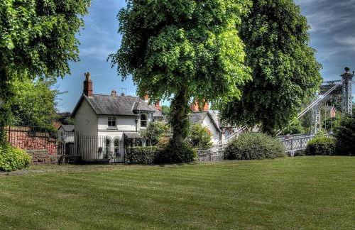 Beautiful period cottage, exceptional riverside location in the heart of Chester - Photo 3